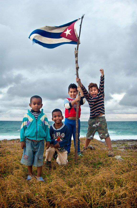 Cubanos, bandera, hermanos, fotografia tomada de Google.